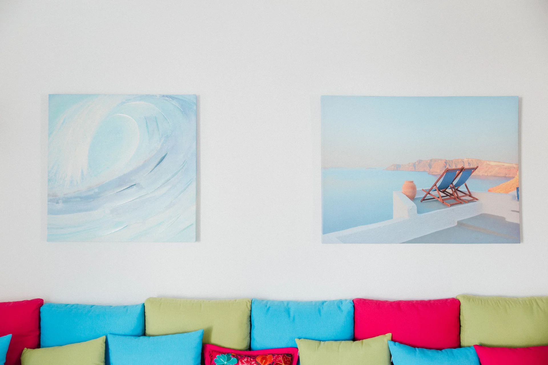 Sala de estar principal de La Casa Turquesa con cuadros de arte y ambiente acogedor