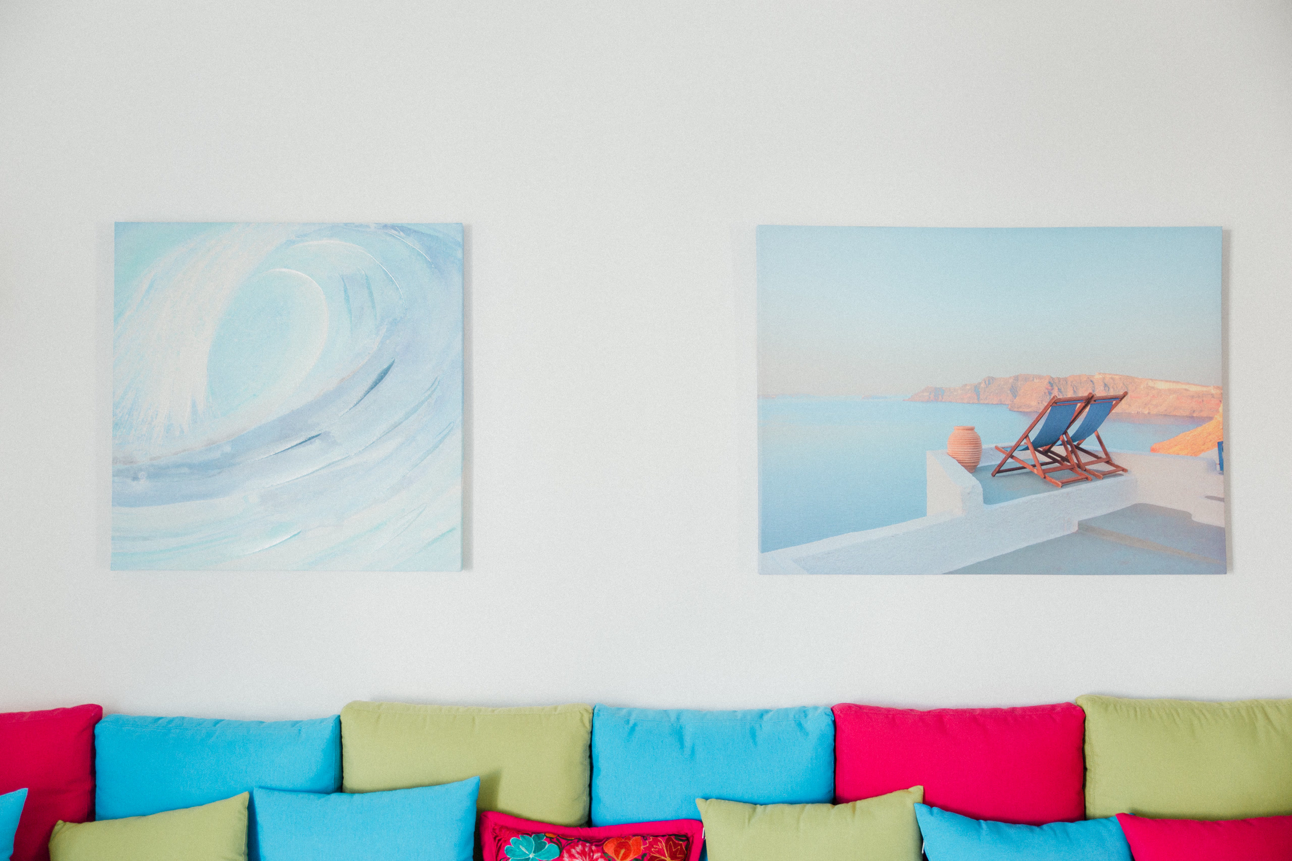 Sala de estar principal de La Casa Turquesa con arte contemporáneo y cojines tropicales